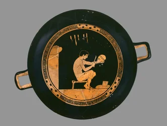 Attische rotfigurige Schale, die einen jungen Helmhersteller darstellt, aus Orvieto